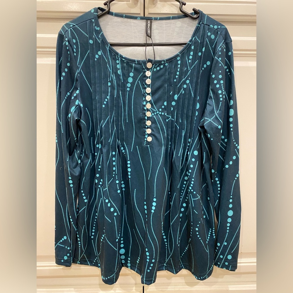 Noracora women’s top size large- green button down